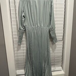 Chic Long Sleeve Dress in Soft Green